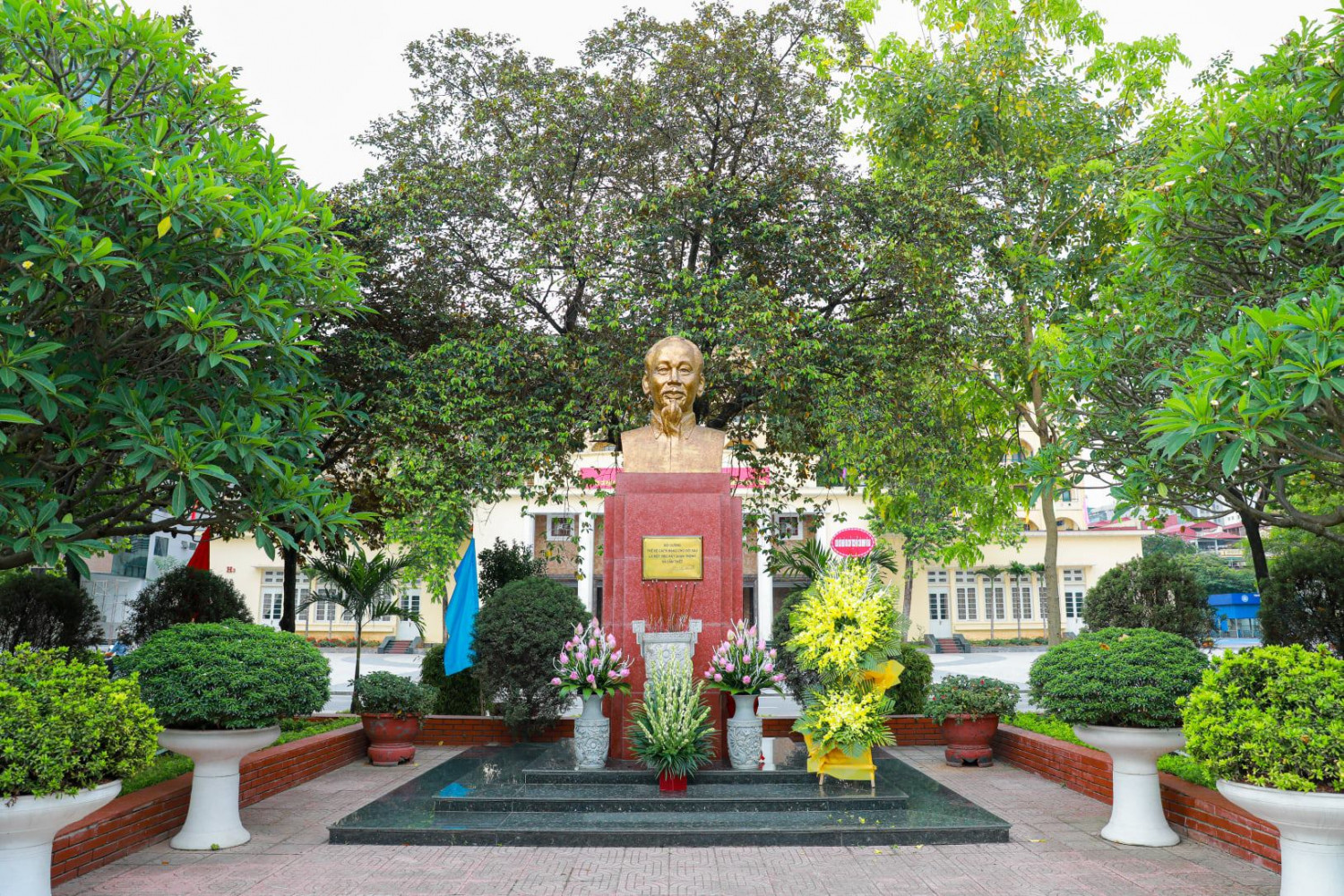 Tuổi trẻ Nhà trường dâng hương nhân kỷ niệm 131 năm Ngày sinh của Người (19/5/1890 - 19/5/2021)