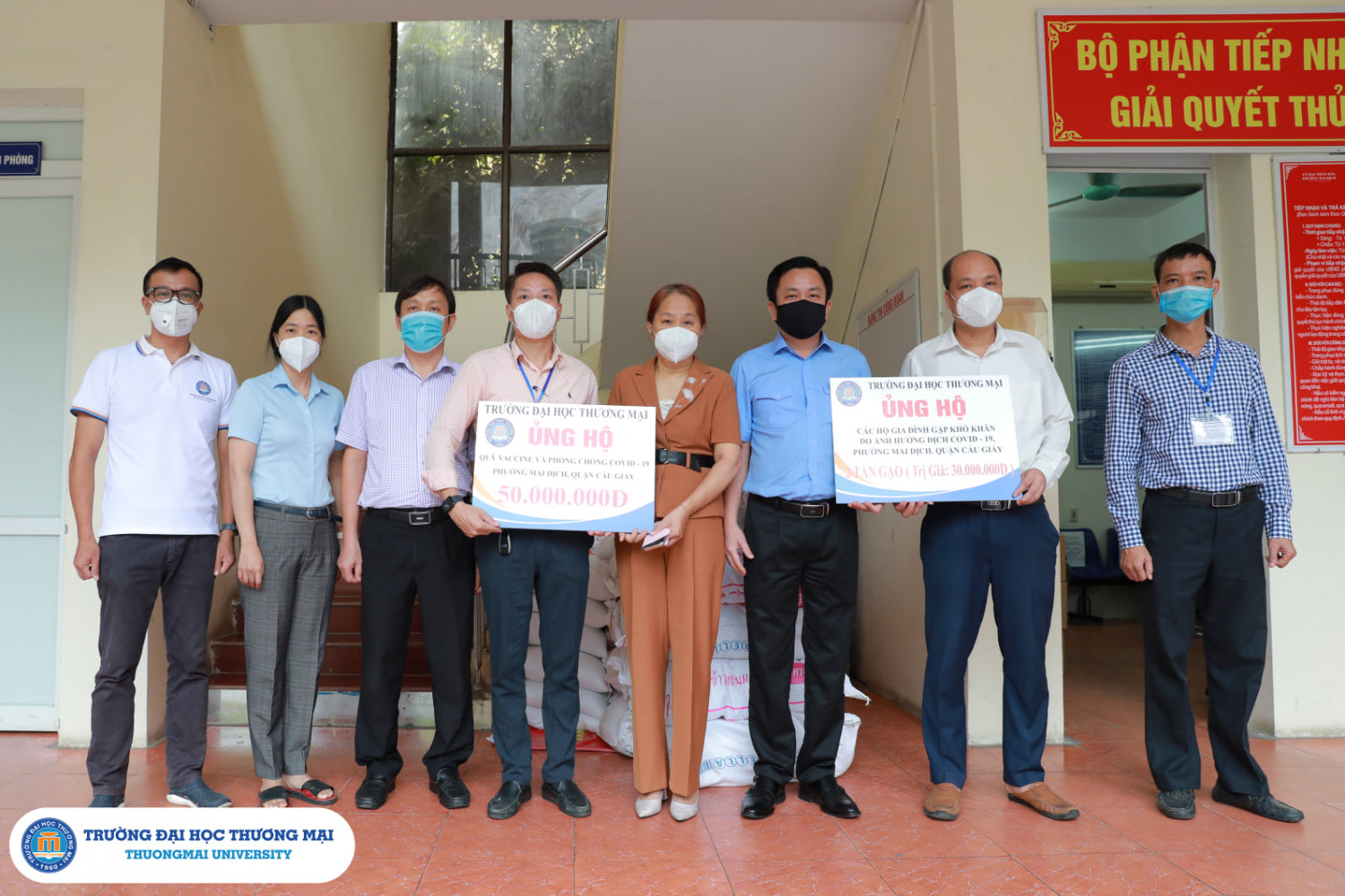 TRƯỜNG ĐẠI HỌC THƯƠNG MẠI ỦNG HỘ 50 TRIỆU ĐỒNG QUỸ VACCINE PHÒNG CHỐNG COVID-19 CÙNG 2 TẤN GẠO GIÚP ĐỠ CÁC GIA ĐÌNH KHÓ KHĂN DO ẢNH HƯỞNG CỦA DỊCH BỆNH TRÊN ĐỊA BÀN PHƯỜNG MAI DỊCH